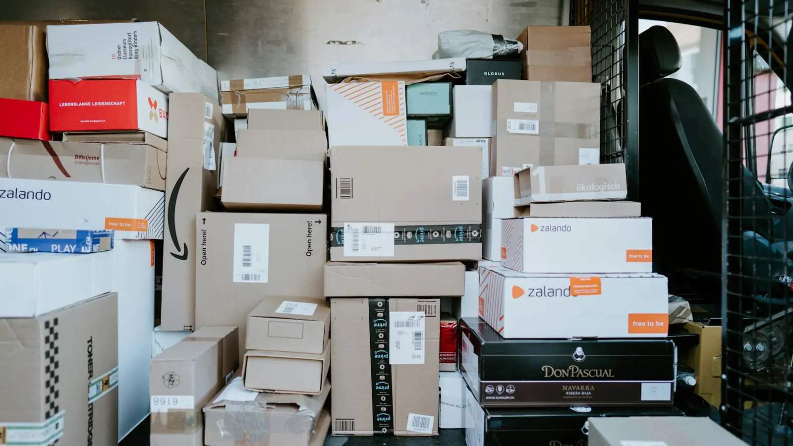 Cajas de cartón apiladas dentro de una camioneta de reparto