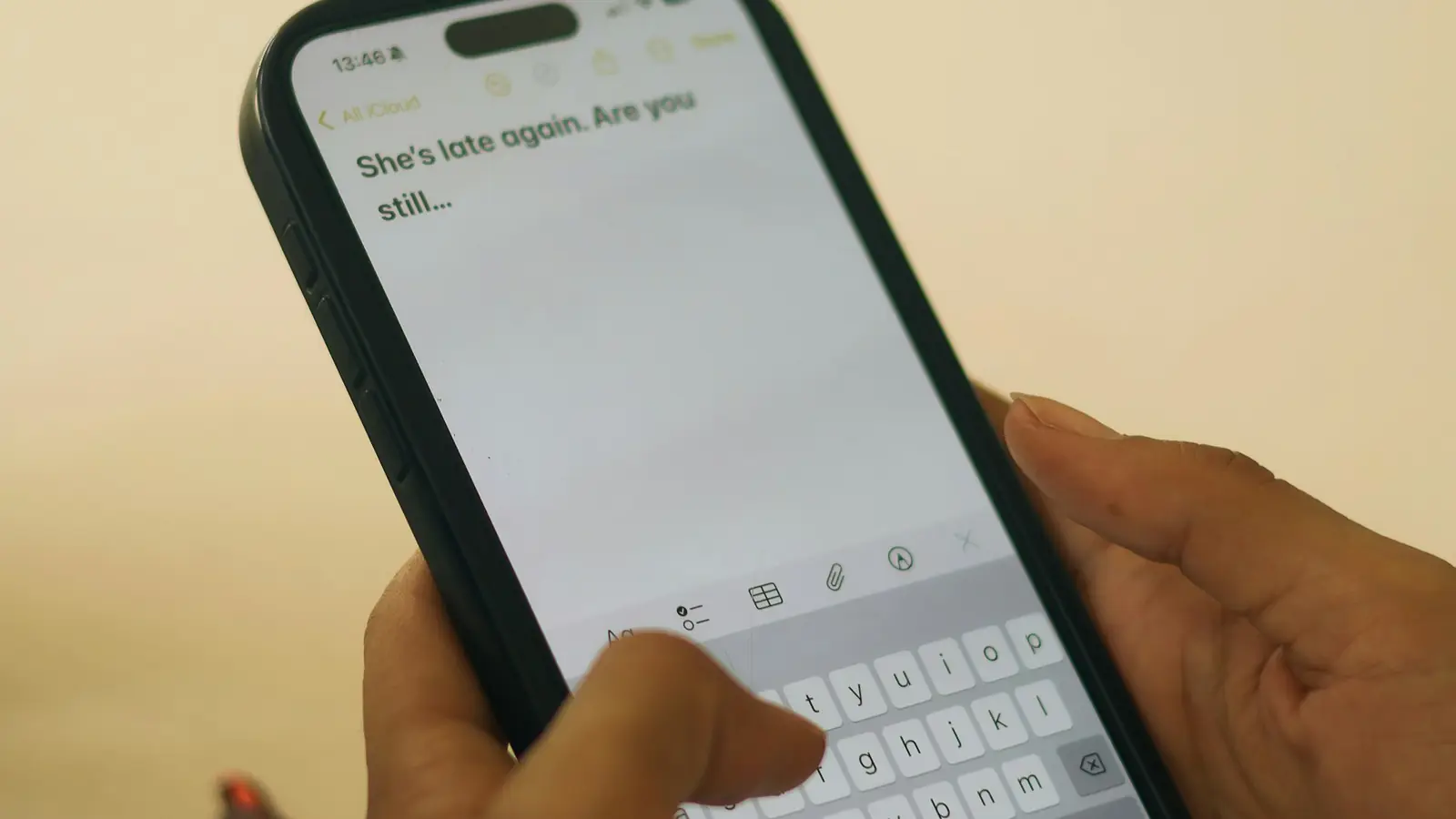 Manos escribiendo en un celular con un mensaje en la pantalla